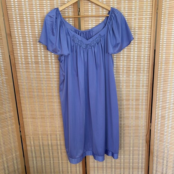 Vintage Purple Short-Sleeve Nightgown With Embroidered Neckline - Picture 4 of 10
